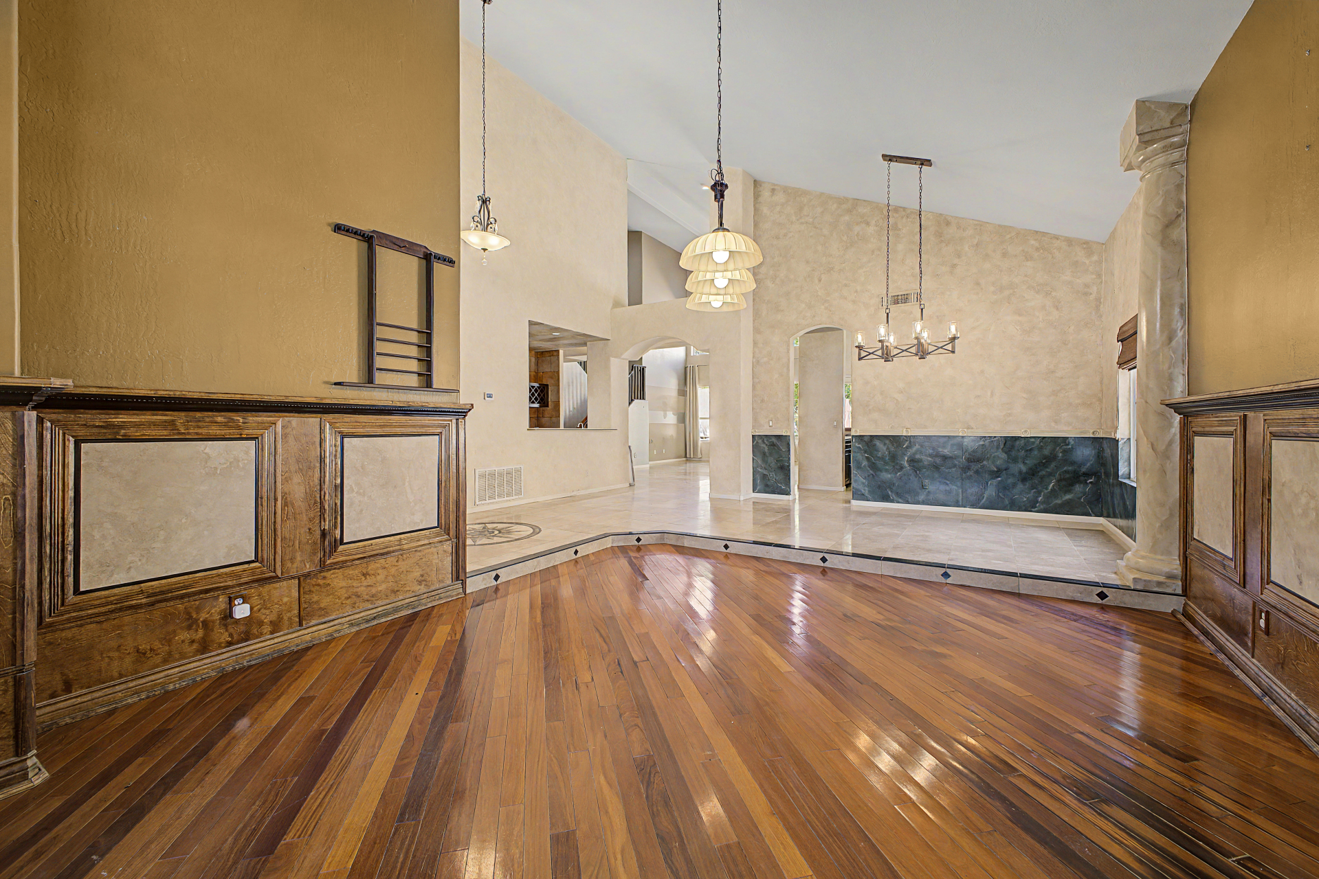 1310 WEST AMBERWOOD DRIVE Phoenix, AZ 85045