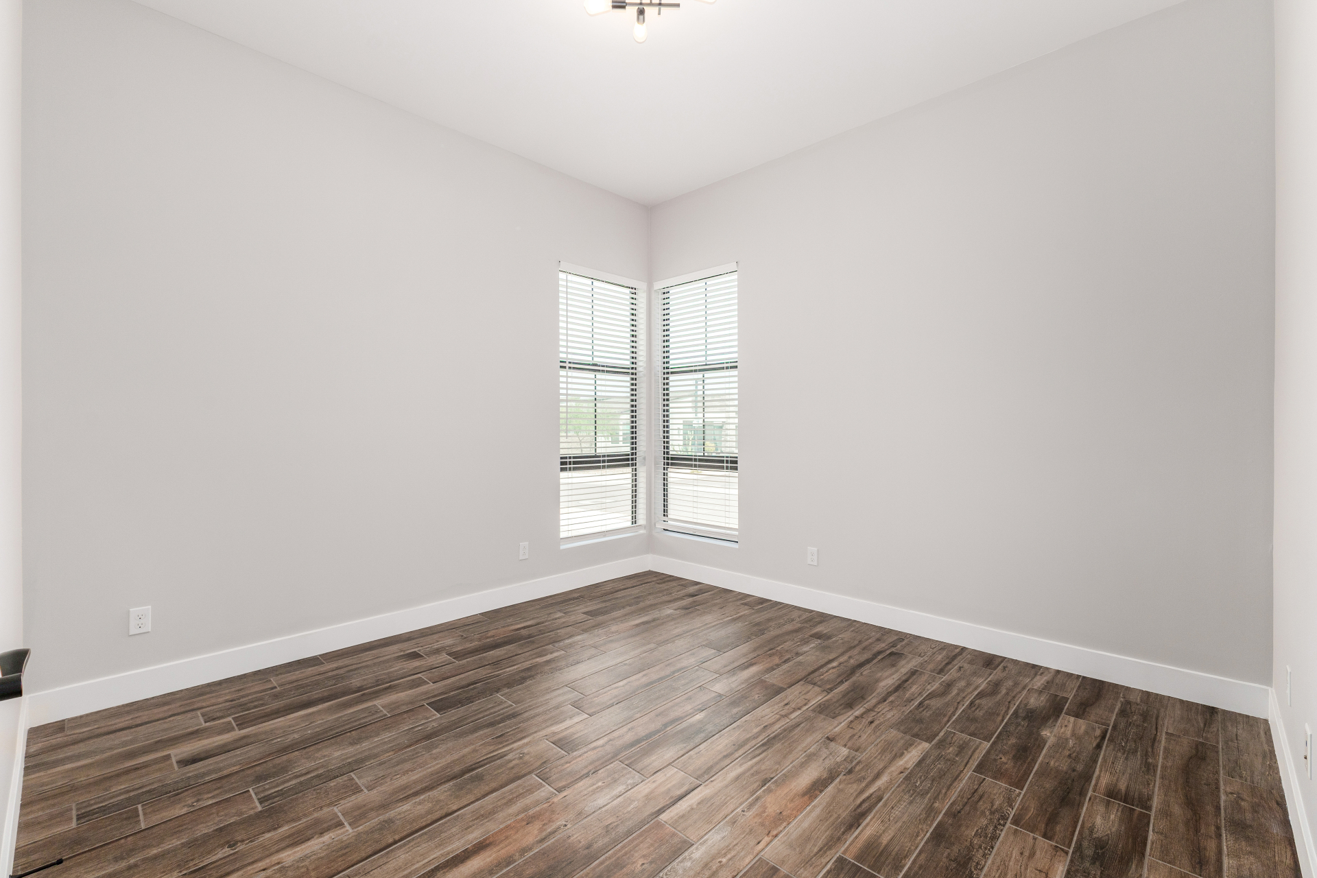 9818 SOUTH 7TH PLACE Phoenix, AZ 85042